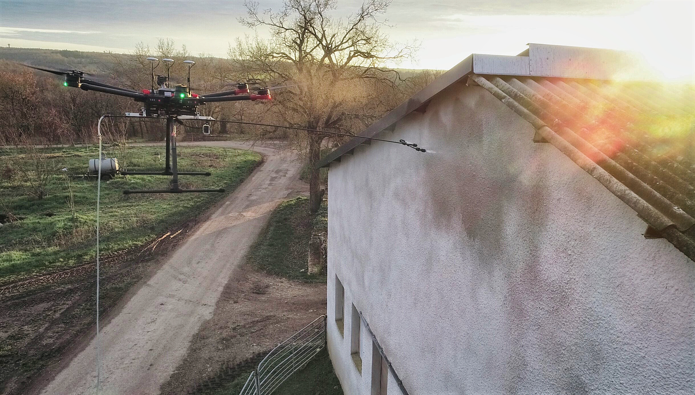 nettoyage d'une facade par drone - société drone des puys