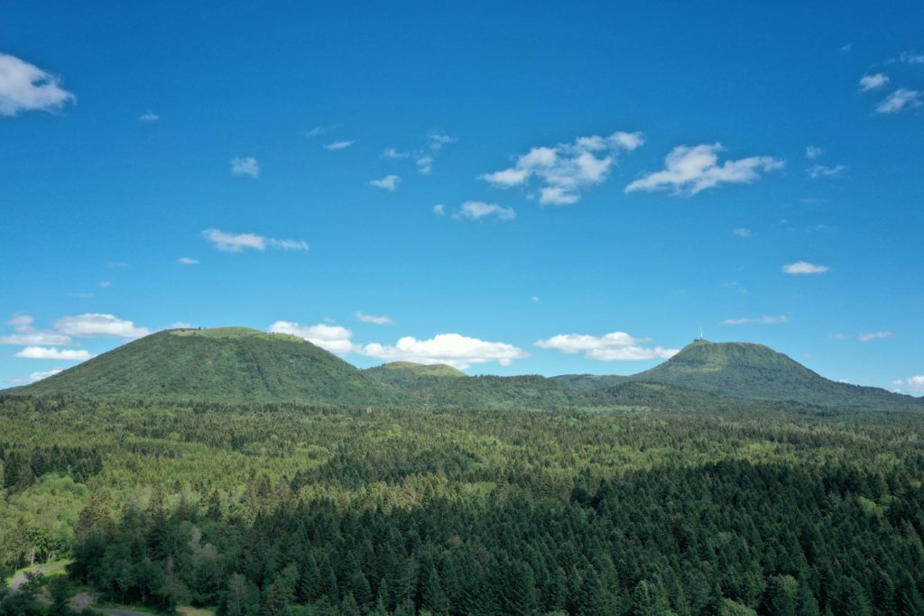 Prise de vue par drone de la chaine des Puys - Auvergne