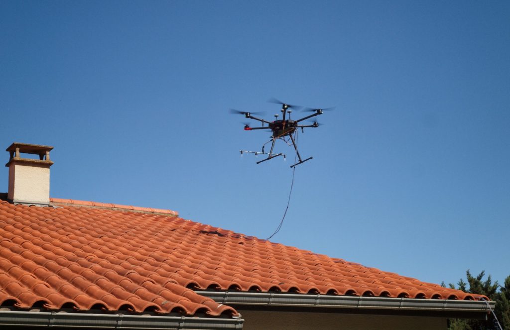 pulverisation pour le démoussage d'un toit par drone